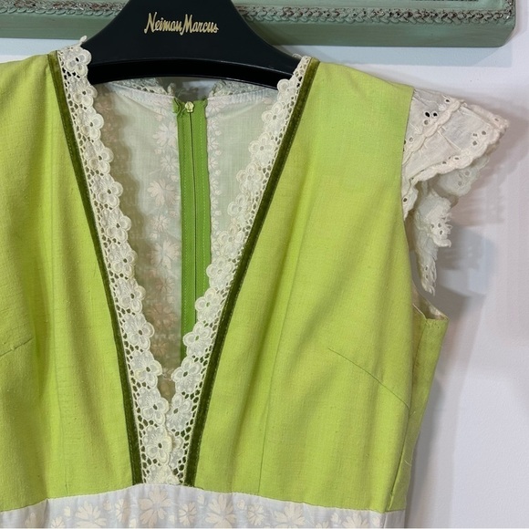 Vintage lime-green V-neck cottage core lace eyelet ruffle dress small women’s - Picture 10 of 10